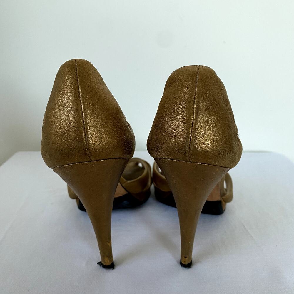 Oscar de la Renta Leather T-Strap Cut Out Braided Metallic Gold Pumps Size 37 - Picture 6 of 10